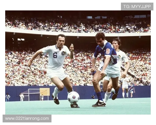 弗朗茨·贝肯鲍尔:德国足球传奇人物的辉煌历程与传奇成就 弗朗茨·贝肯鲍尔:德国足球传奇人物的辉煌历程与传奇成就